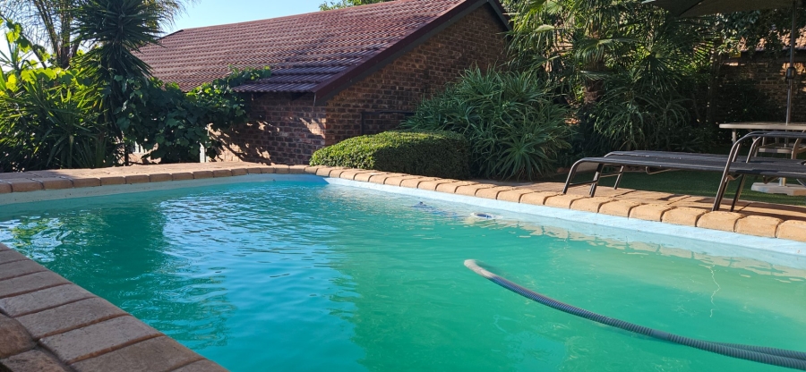 5 Bedroom Property for Sale in Langenhovenpark Free State